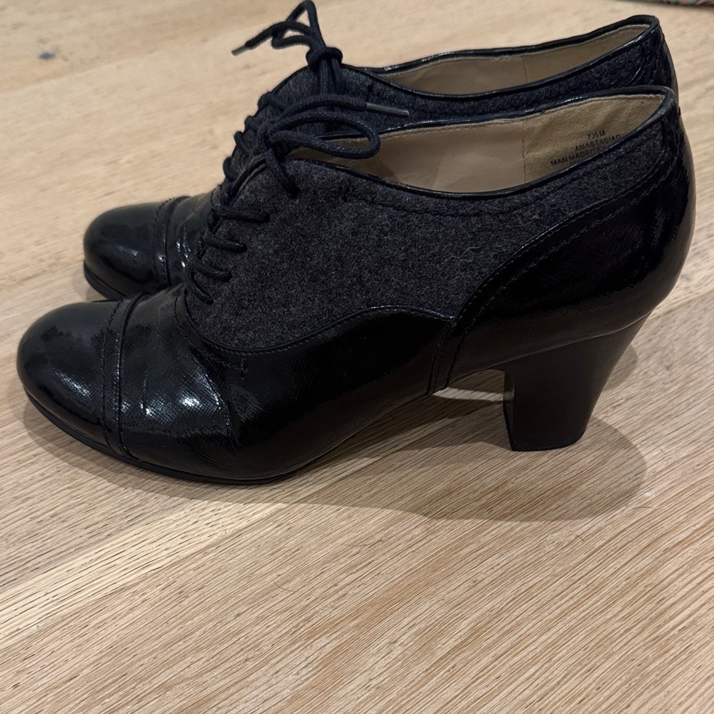 Nine West Black Lace-Up Oxford Heels - Picture 3 of 4